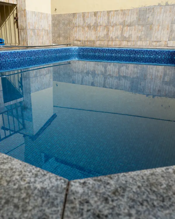 Área de lazer com piscina aquecida da Vliv Coworking em Belo Horizonte