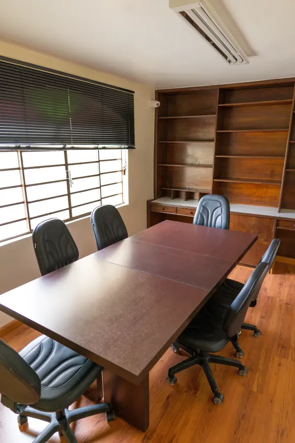 Escritório individual privativo da Vliv Coworking em BH com cozinha e banheiro
