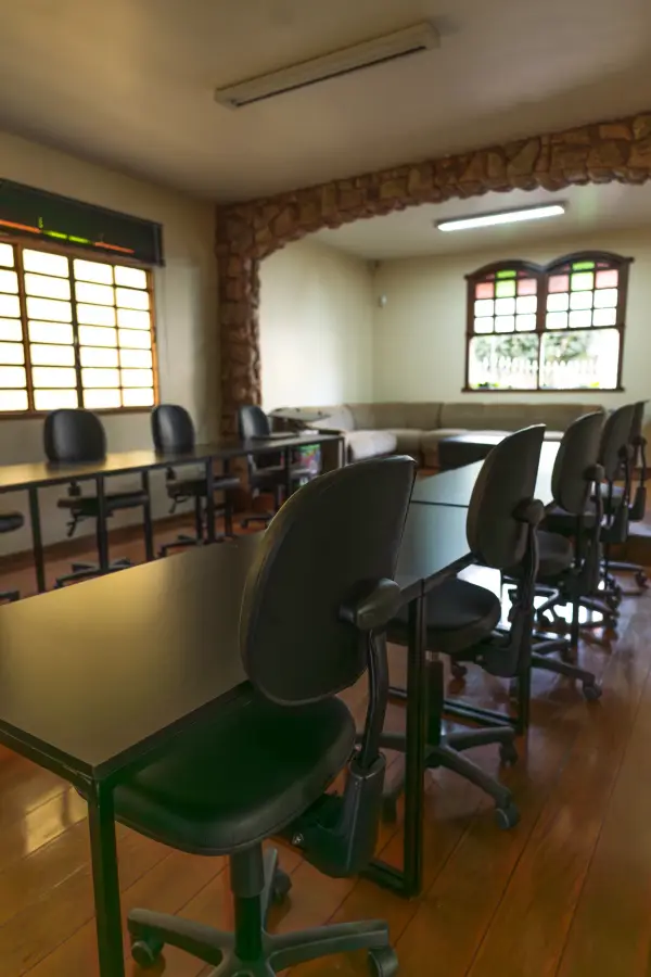 Espaço de coworking com mesas compartilhadas na Vliv em Belo Horizonte